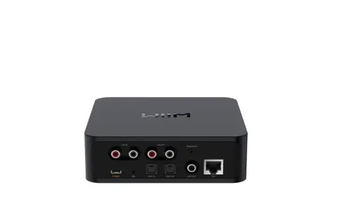Czarny streamer audio z licznymi wejściami i wyjściami: Line In/Out, Trigger Out, Mic, SPDIF In/Out, Coax Out, LAN.