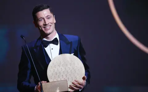 Robert Lewandowski z nagrodą, która może symbolizować jego drogę do zdobycia wielu złotych piłek.