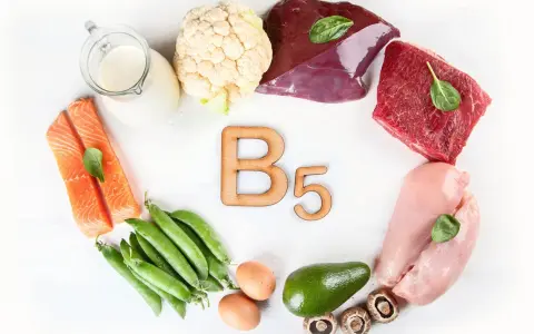 Alimentos ricos en vitamina B5: salmón, hígado, carne de res, pollo, guisantes, huevos, aguacate, champiñones, coliflor y leche.