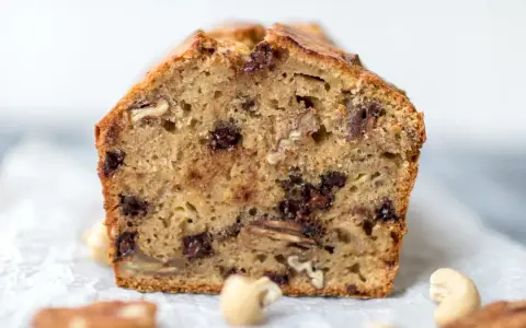 Ein saftiges Bananenbrot mit Schokoladenstückchen und Nüssen, perfekt für den Kaffeetisch.