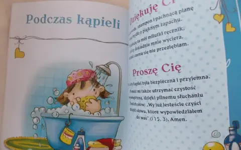 Dziecko w wannie, myje się gąbką. Obok stosik ręczników i kosmetyki. Krótka modlitwa dziękczynna za kąpiel.