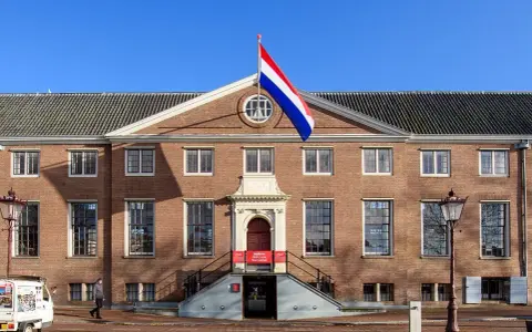 Det ståtliga konstmuseet i Amsterdam, med Nederländernas flagga vajande stolt.