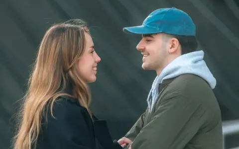 Uśmiechnięta para, jak rak i koziorożec, przyciąganie widać w ich spojrzeniach.