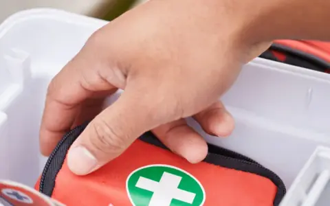Co znajdziemy w apteczce pierwszej pomocy? Kluczowe elementy, które musisz mieć
