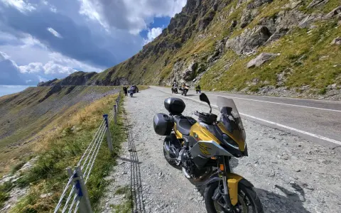 Złoty motocykl na górskiej drodze w Rumunii. Podróż motocyklem po Rumunii, koszty paliwa i noclegów.