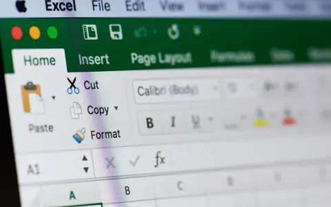 Widok ekranu Excel z opcjami edycji, takimi jak "Wytnij" i "Kopiuj", ułatwiającymi blokowanie komórek Excel.