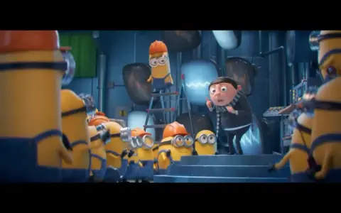 Gru przemawia do grupy minionków, które pracują w laboratorium. Widać różne minionki części, niektóre w kaskach.