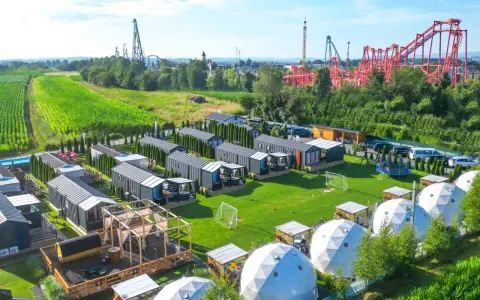 Nocleg Energylandia: Ile kosztuje? Sprawdź, jak nie przepłacić!