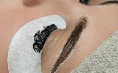 Aplikacja henny pudrowej na brwi. Zabieg podkreślający naturalne piękno.