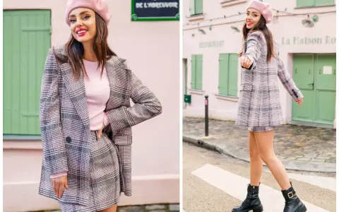 Dziewczyna w różowym beretku i kraciastej marynarce z mini spódniczką, uosobienie preppy style, pozuje na tle paryskiej uliczki.