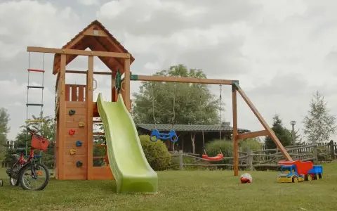 Jak zrobić plac zabaw drewniany – krok po kroku z materiałami i bezpieczeństwem