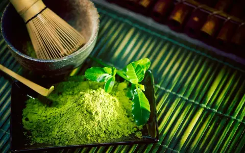 Matcha: Z czego jest zrobiona? Cała prawda o zielonym proszku