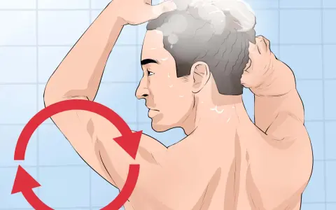 Hombre lavándose el cabello en la ducha, con un círculo rojo indicando un movimiento repetitivo, como si fuera un grano interno que necesita atención.
