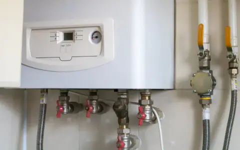 Caldaia a gas con pannello di controllo e tubazioni. Il tubo scarico fumi scaldabagno a gas normativa è essenziale per la sicurezza.
