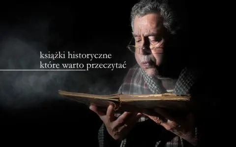 Starszy mężczyzna w okularach pochyla się nad starą księgą, zanurzając się w lekturze. Wokół unosi się pył, podkreślając atmosferę tajemnicy i wiedzy zawartej w książkach historycznych.