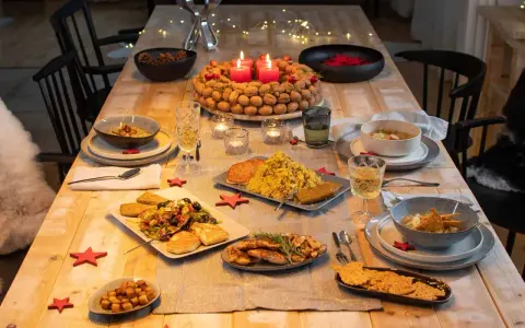 Festlich gedeckter Tisch mit leckerem Essen, bereit für das weihnachtsessen einen tag vorher vorbereiten. Kerzen brennen, Nüsse und Tannenzapfen schmücken.