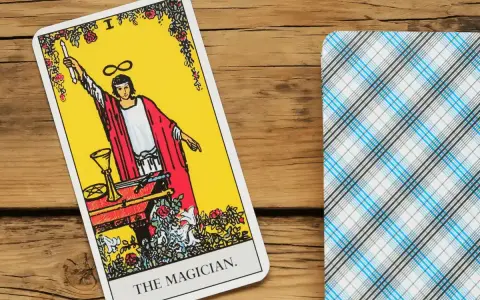 El Mago, carta I del tarot Marsella, con su varita y símbolos de poder, listo para la lectura.