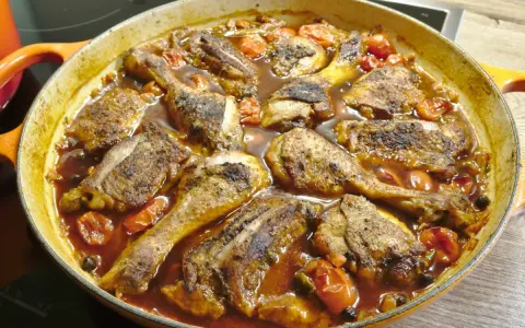 Herzhaftes Huhn in Tomatensoße, ein Klassiker der italienischen Küche. Perfekt für ein Familienessen.