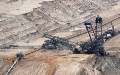 Gigantische Bagger in einem Tagebau, ein Symbol für den kohleausstieg aktueller stand.