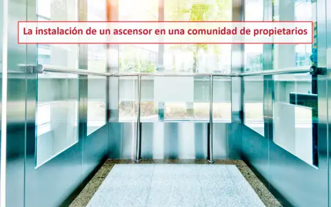 Interior de un ascensor moderno, listo para poner ascensor. Paredes de acero inoxidable y cristal, suelo de mármol.