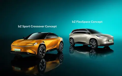 Dwa koncepcyjne samochody elektryczne: pomarańczowy bZ Sport Crossover i beżowy bZ FlexSpace.