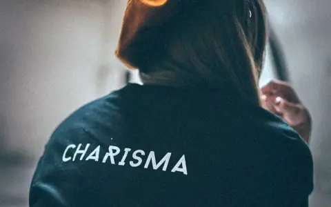 Osoba w bluzie z napisem "CHARISMA" ma charyzmatyczny styl.