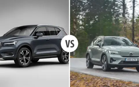 Dwa samochody Volvo EX40, jeden ciemnoszary na białym tle, drugi jasnoszary w lesie.