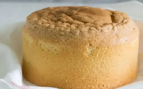 Puszysty biszkopt z 5 jaj na blachę, idealny do tortów. Ten przepis na biszkopt jest prosty i zawsze wychodzi!