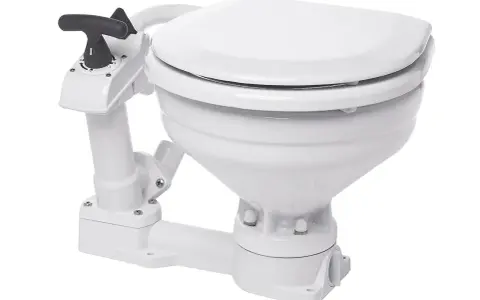 Weiße elektrische Toilette für Boote mit Bedienhebel. Die Funktion ist für den Einsatz auf See ausgelegt.