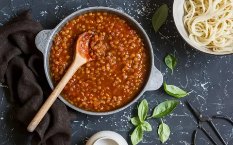 Un gustoso piatto di insalata di lenticchie in umido, pronto per essere servito con pasta.