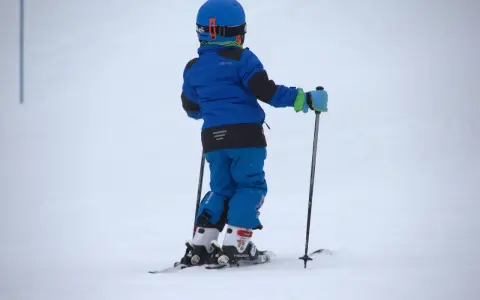 Kask na narty dla dziewczynki: Bezpieczeństwo i styl na stoku?