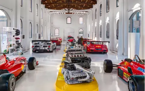 W muzeum Ferrari można podziwiać rzędami silniki i wyścigowe bolidy.