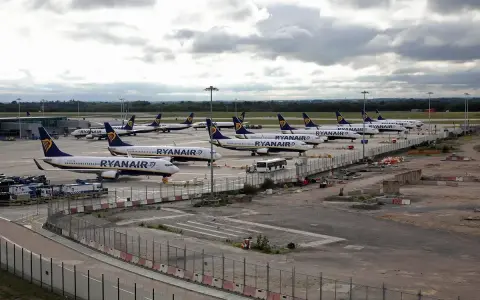 Samoloty Ryanair na płycie postojowej jednego z lotnisk w Londynie.
