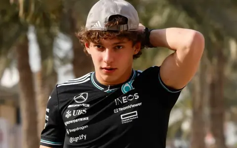 Kimi Antonelli, con gorra y camiseta de Mercedes-AMG Petronas, se toca la cabeza.