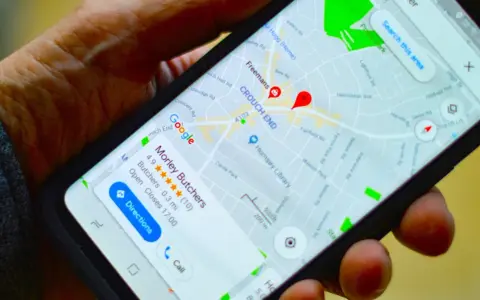 Na ekranie telefonu widać mapę Google z zaznaczoną lokalizacją. Pokazuje, jak wysłać pinezkę z lokalizacją, np. do sklepu Morley Butchers.