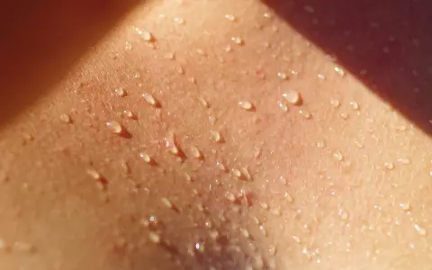 Goccioline di sudore sulla pelle di un bambino, un segno di gioco e calore estivo.