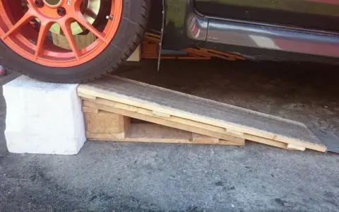 Jak zrobić najazdy samochodowe? Prosty DIY z palet i betonu, by podnieść auto.