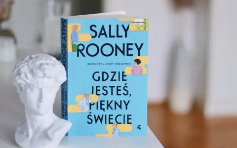 Biała rzeźba popiersia obok książki Sally Rooney "Gdzie jesteś, piękny świecie".