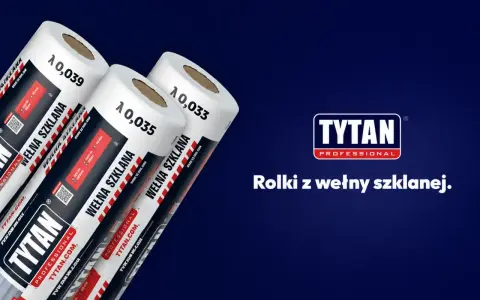 Trzy rolki wełny szklanej TYTAN PROFESSIONAL z różnymi parametrami lambda (0,039, 0,035, 0,033) do izolacji.