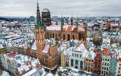 Zimowy Gdańsk zachwyca! Ratusz i Bazylika Mariacka w śnieżnej scenerii to idealne gdańsk atrakcje dla dorosłych, szukających piękna i historii.
