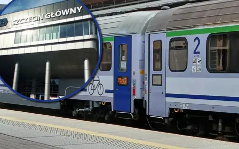 Pociąg PKP Intercity z oznaczeniem eic 8100 na tle dworca Szczecin Główny.