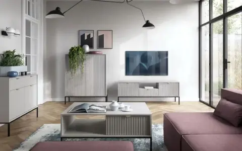 Nowoczesna ściana medialna w salonie z telewizorem, stolikiem kawowym i szafkami.