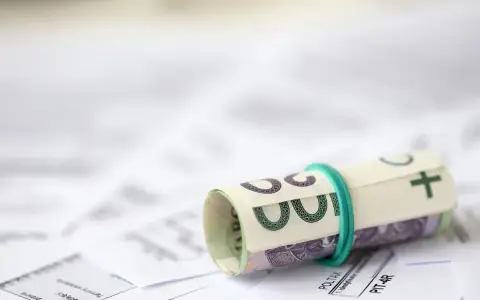 Zrolowane banknoty na dokumentach podatkowych. Czy to odzwierciedla, ile zarabia profesor na uczelni?
