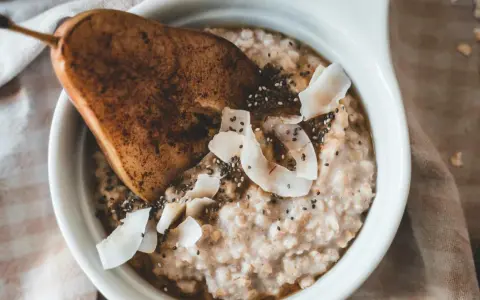 Un delicioso porridge de avena con pera caramelizada, coco rallado y semillas de chía. Un desayuno perfecto para empezar el día.