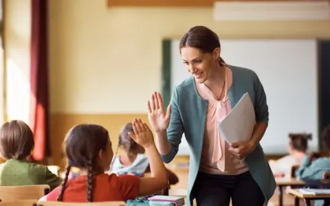 Czy nauczyciel może uczyć swoje dziecko? Zaskakujące zasady i przepisy