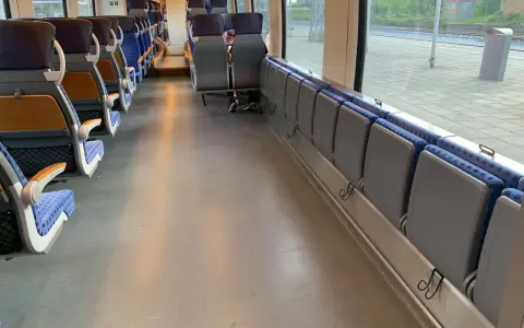 Leere Sitze im ice fahrradabteil. Perfekt für die nächste Radtour mit dem Zug.