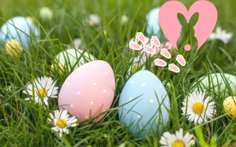 Bunte Ostereier im Gras, ein Herz mit Hase und Pfotenabdrücken. Ein fröhlicher Ostersonntag, der an die Auferstehung erinnert.