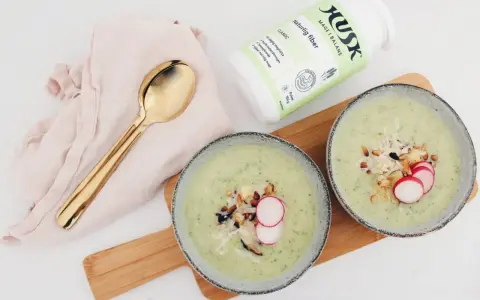 Två skålar grön soppa med rädisor och pinjenötter. Bredvid en burk Husk naturlig fiber, bra för magen vid magsjuka.