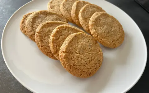 En tallrik med gyllene kardemummakakor, perfekt för fikat.