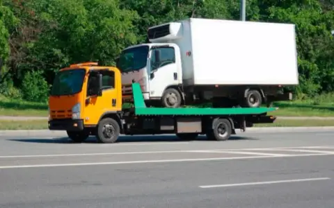 Czy można holować samochód ciężarowy z przyczepą? Przepisy i bezpieczeństwo